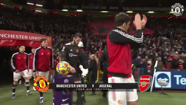 开云体育网址-巅峰之战！21年英超赛场，C罗梅开二度助曼联主场3-2险胜枪手