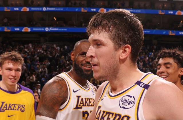 开云体育网址-轰三双+准绝杀勇士！湖人第三球星上线又帅又能打