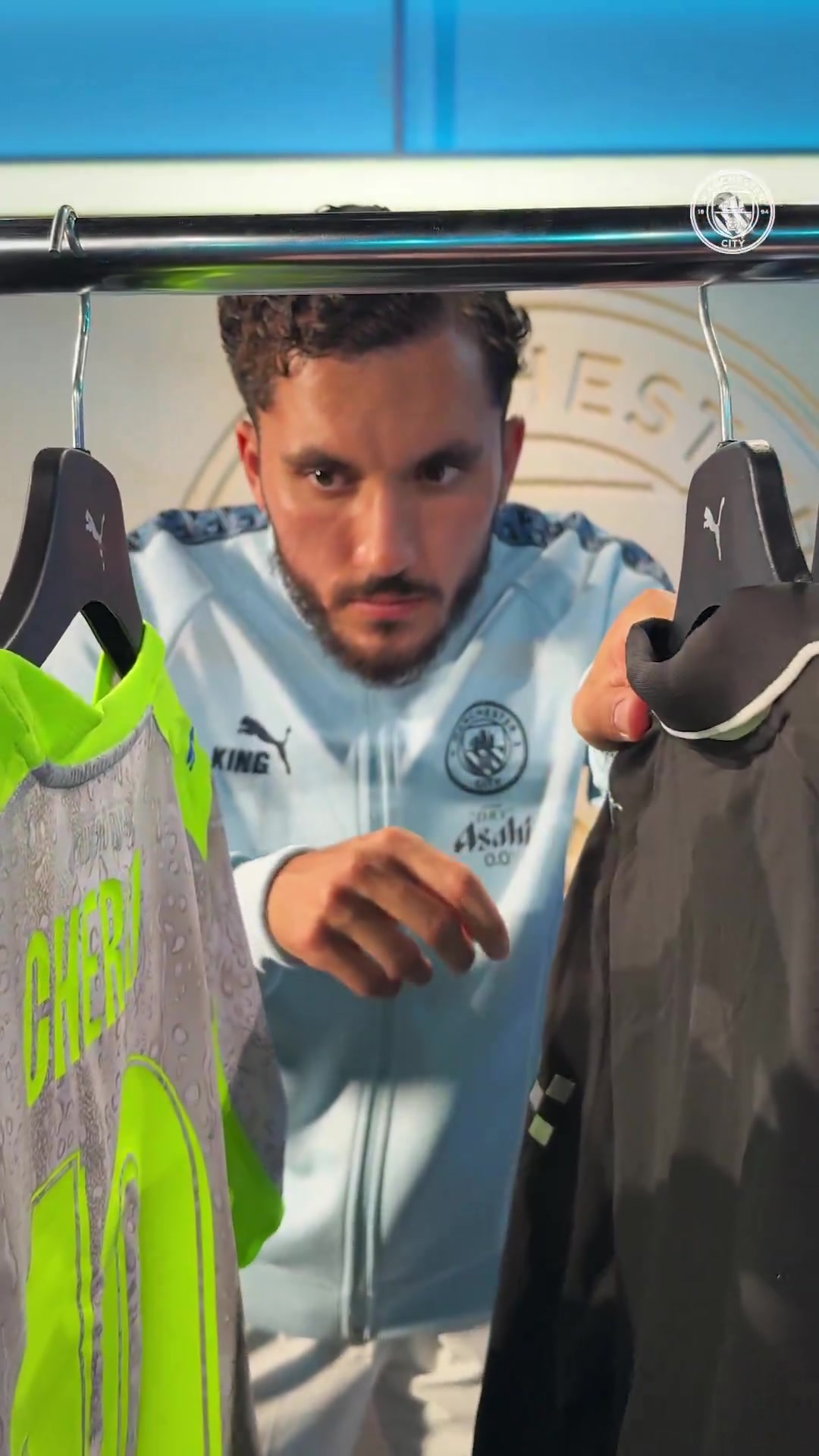 曼城社媒晒谢尔基挑选10号球衣视频：新号码，新球衣🔟