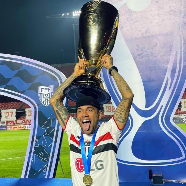 开云体育在线-第41冠躺冠 FIFA赞阿尔维斯是“冠军奖杯人体磁铁”