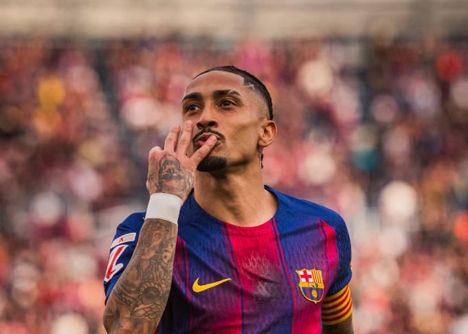 开云体育官方网站登陆-拉菲完成生涯第3帽，且为近50年第2位西甲对塞维戴帽巴萨球员